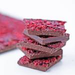 Tablette de chocolat noir et copeaux de framboises